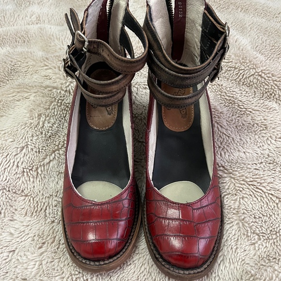 Freebird Randi - Picture 1 of 2